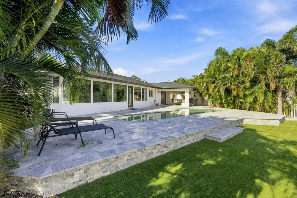 320 PALM ISLAND NE Clearwater Beach, FL 33767