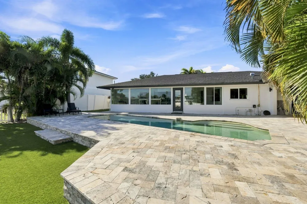 320 PALM ISLAND NE Clearwater Beach, FL 33767