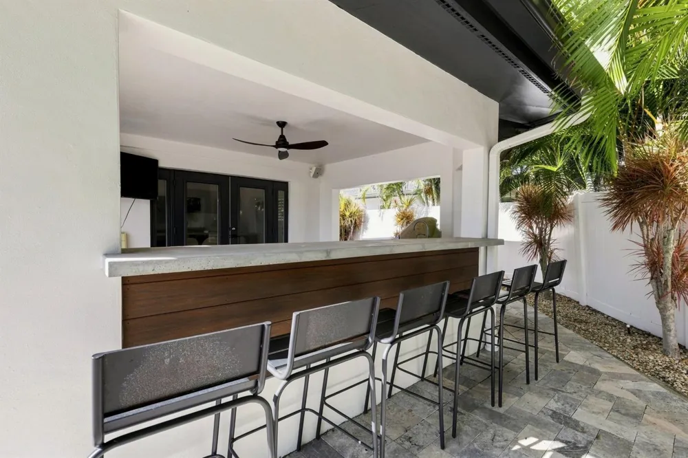 320 PALM ISLAND NE Clearwater Beach, FL 33767