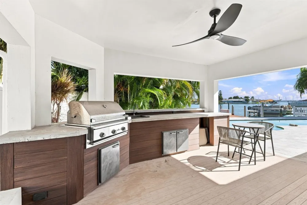 320 PALM ISLAND NE Clearwater Beach, FL 33767