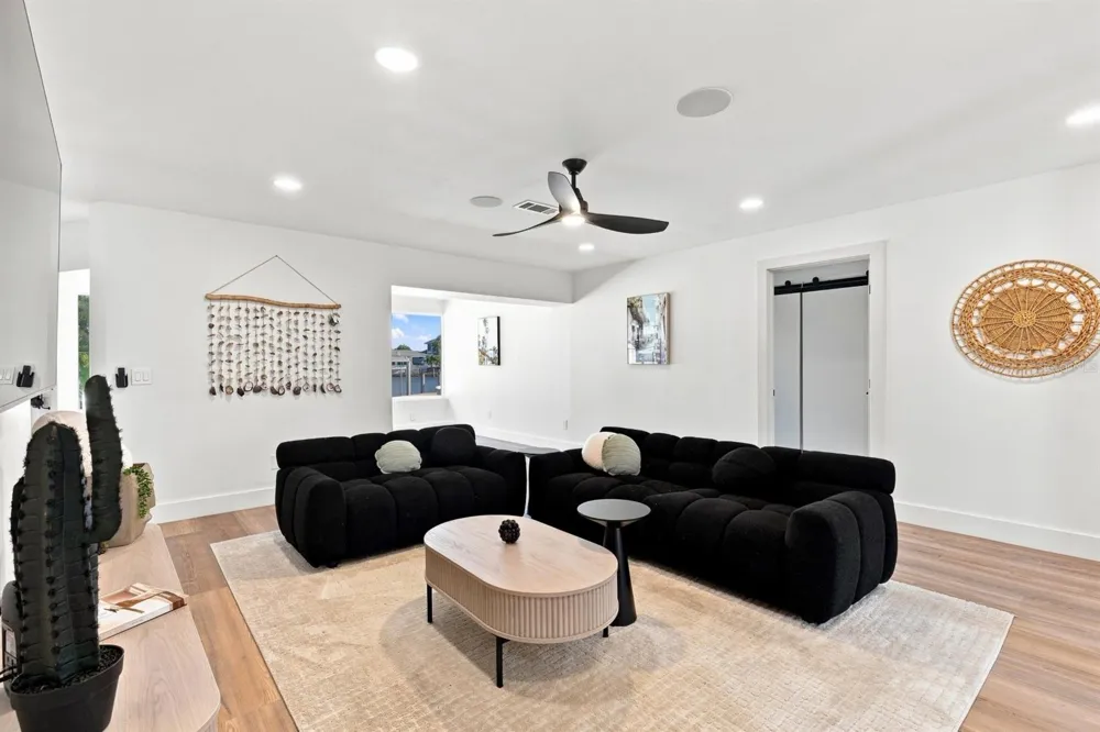 320 PALM ISLAND NE Clearwater Beach, FL 33767