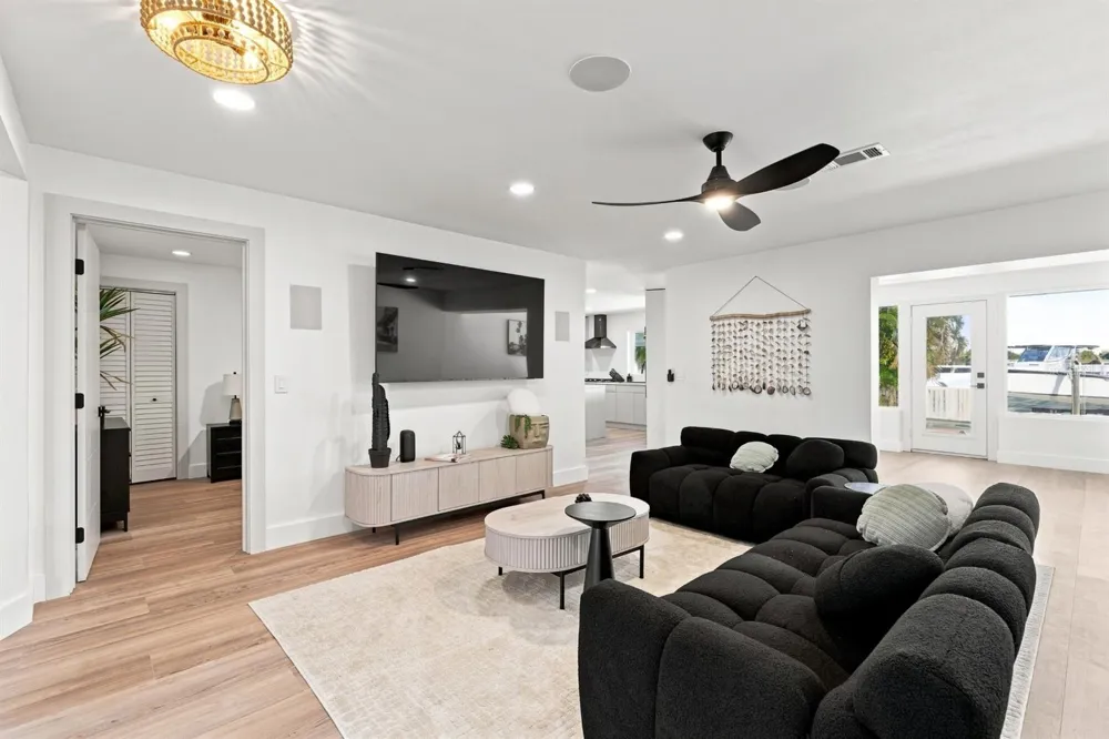 320 PALM ISLAND NE Clearwater Beach, FL 33767