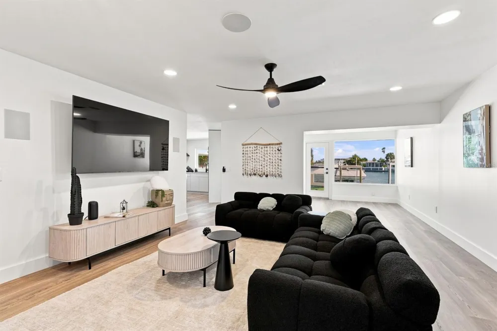 320 PALM ISLAND NE Clearwater Beach, FL 33767