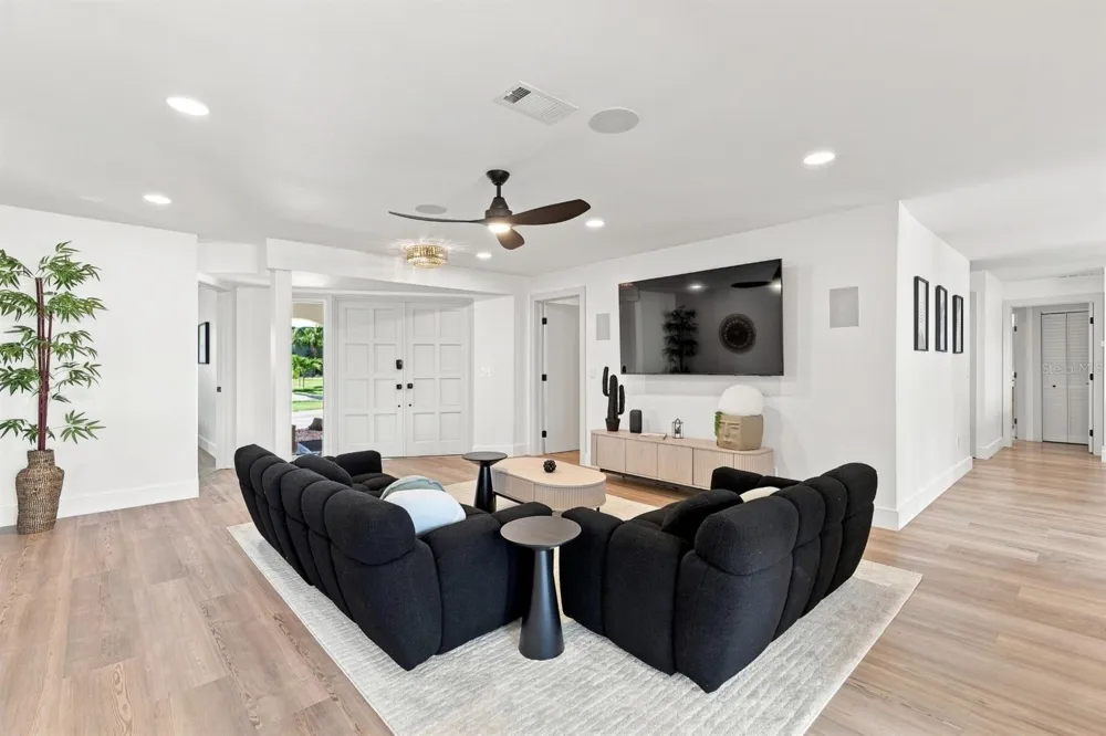 320 PALM ISLAND NE Clearwater Beach, FL 33767