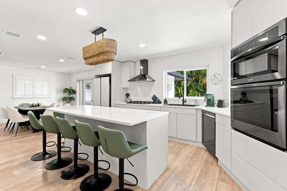 320 PALM ISLAND NE Clearwater Beach, FL 33767
