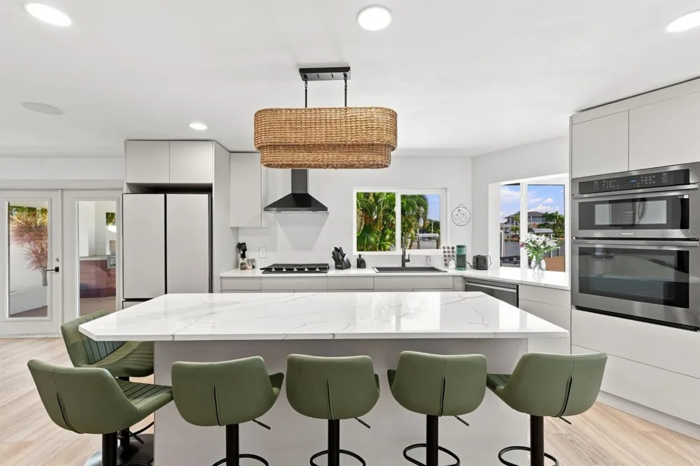 320 PALM ISLAND NE Clearwater Beach, FL 33767