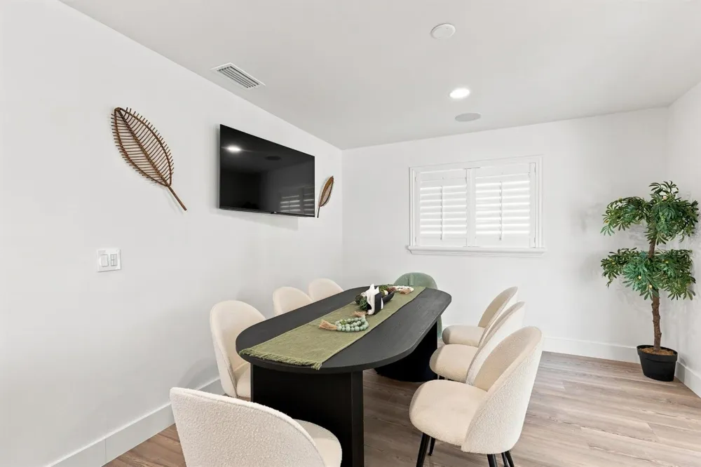 320 PALM ISLAND NE Clearwater Beach, FL 33767