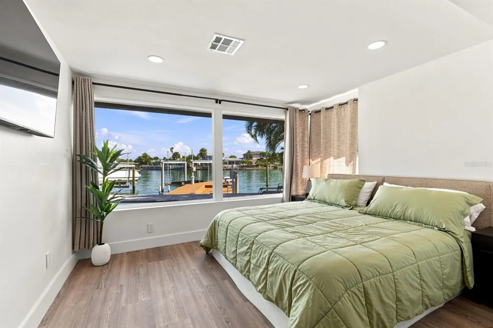 320 PALM ISLAND NE Clearwater Beach, FL 33767