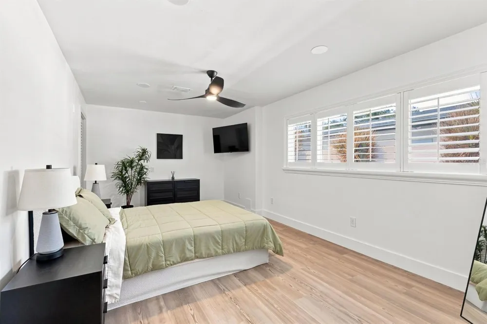 320 PALM ISLAND NE Clearwater Beach, FL 33767