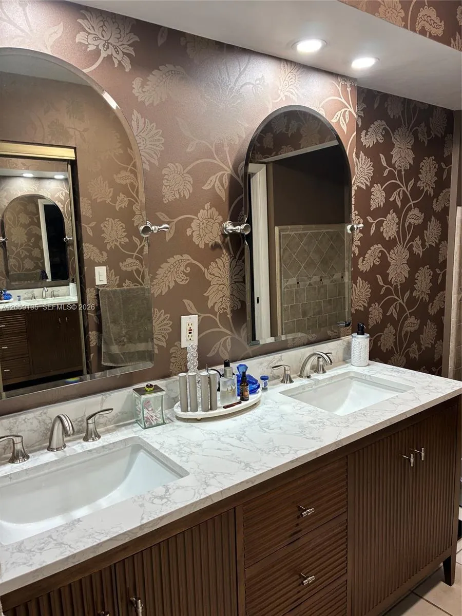 806 Saint Andrews Rd #13 Hollywood, FL 33021