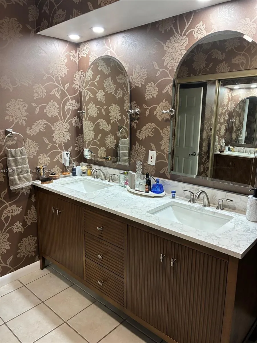 806 Saint Andrews Rd #13 Hollywood, FL 33021