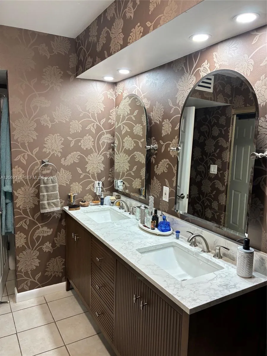 806 Saint Andrews Rd #13 Hollywood, FL 33021