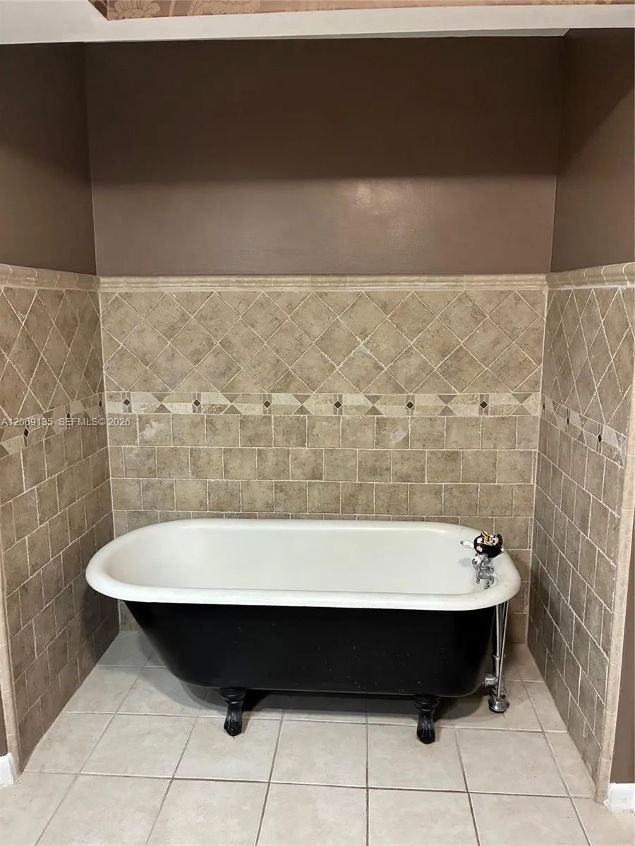 806 Saint Andrews Rd #13 Hollywood, FL 33021