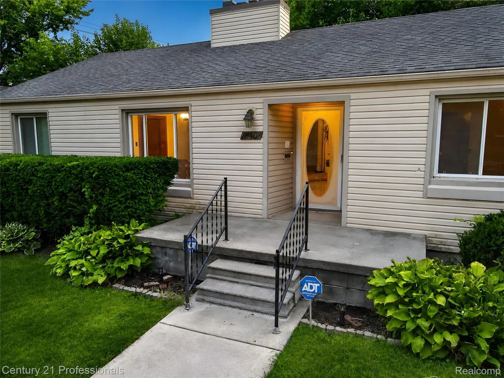 18407 Garfield Redford Charter Township, MI 48240