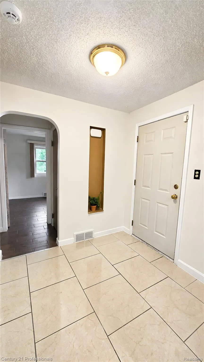 18407 Garfield Redford Charter Township, MI 48240