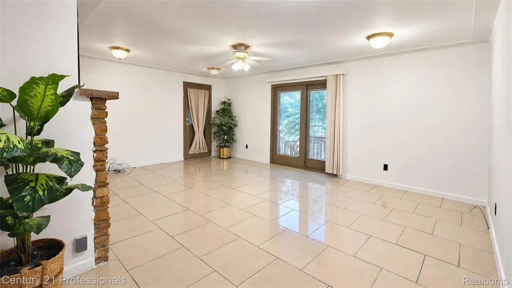 18407 Garfield Redford Charter Township, MI 48240