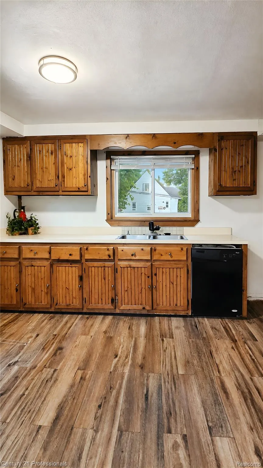18407 Garfield Redford Charter Township, MI 48240