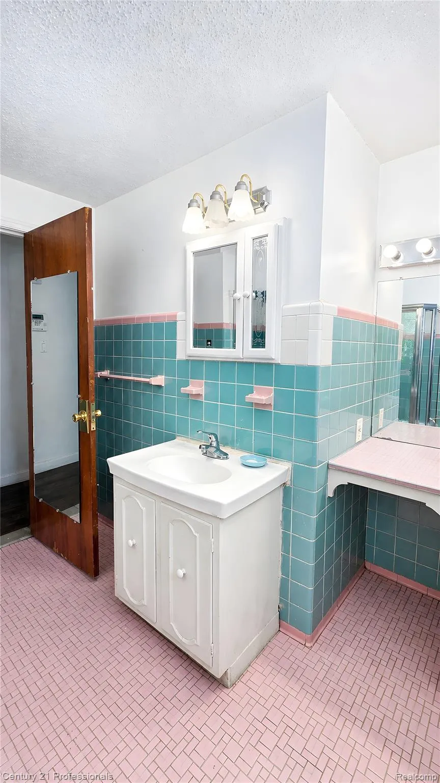 18407 Garfield Redford Charter Township, MI 48240