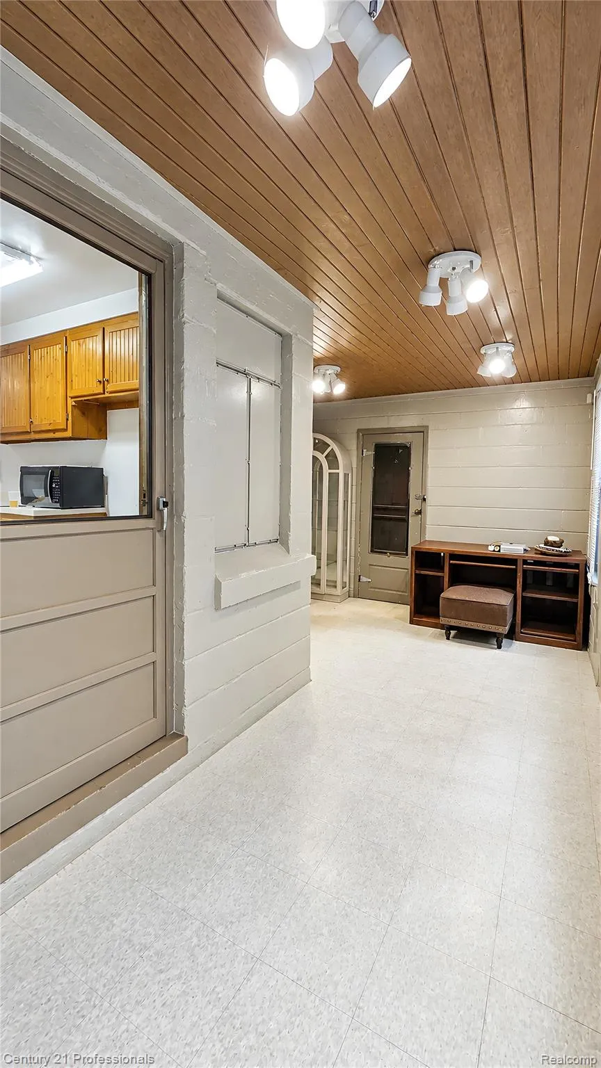 18407 Garfield Redford Charter Township, MI 48240