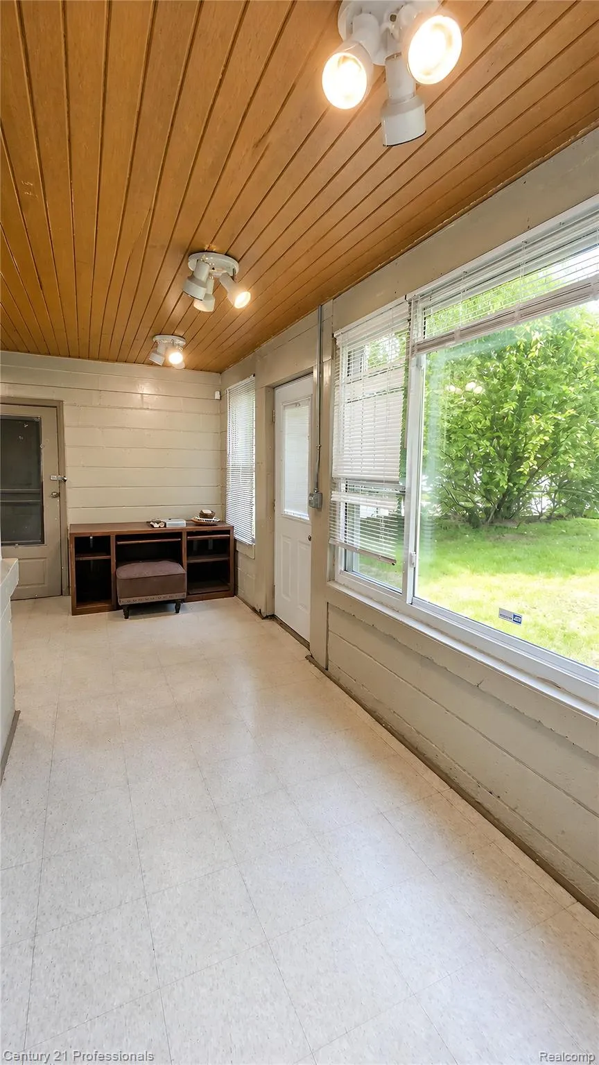18407 Garfield Redford Charter Township, MI 48240