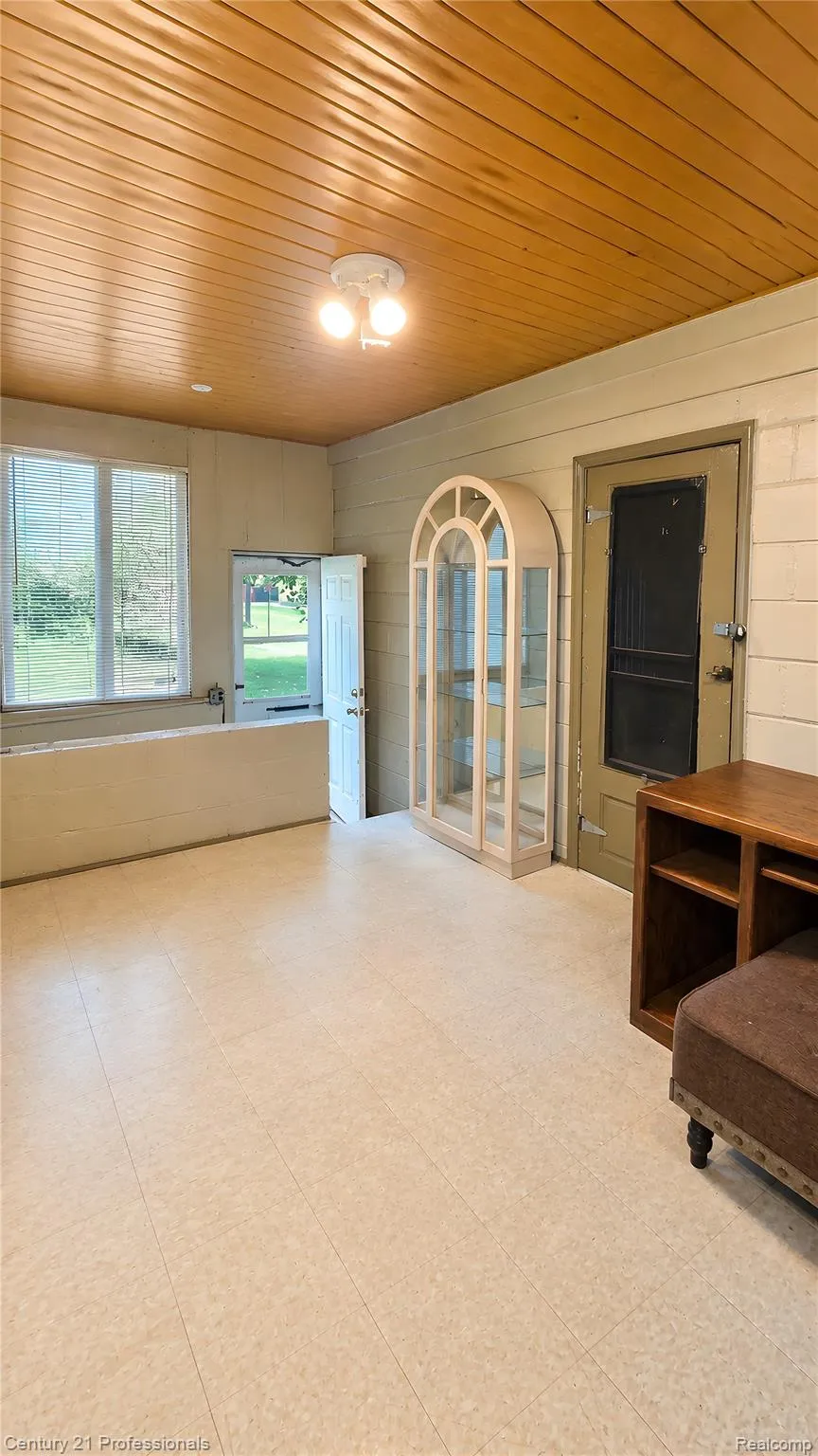 18407 Garfield Redford Charter Township, MI 48240