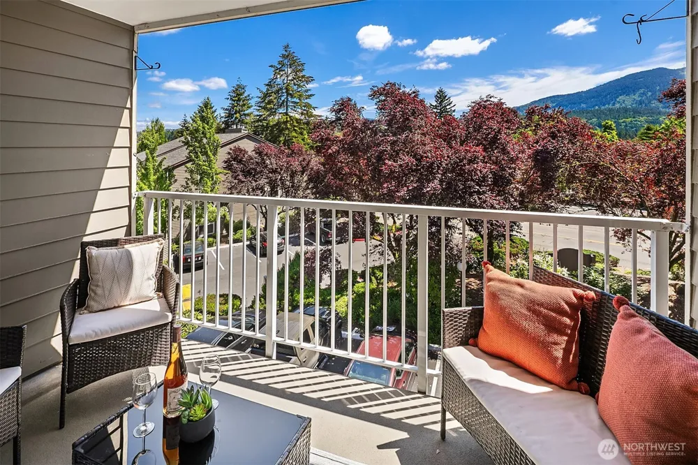 206 Mountain Park Boulevard SW #D203 Issaquah, WA 98027