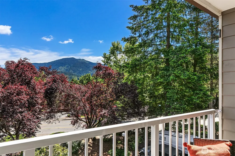 206 Mountain Park Boulevard SW #D203 Issaquah, WA 98027