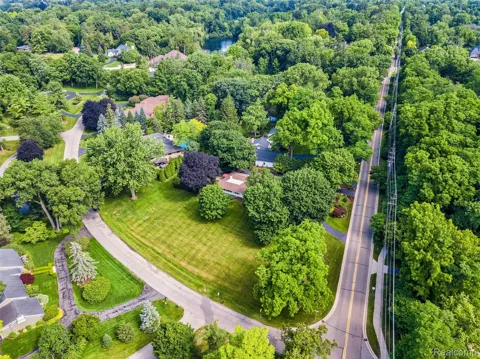 3821 Lakecrest Drive Drive