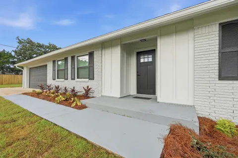 250 NW Briarwood Circle