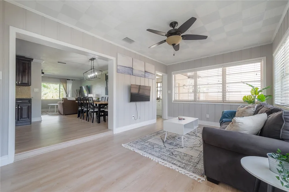 2916 W COLLINS STREET Tampa, FL 33607