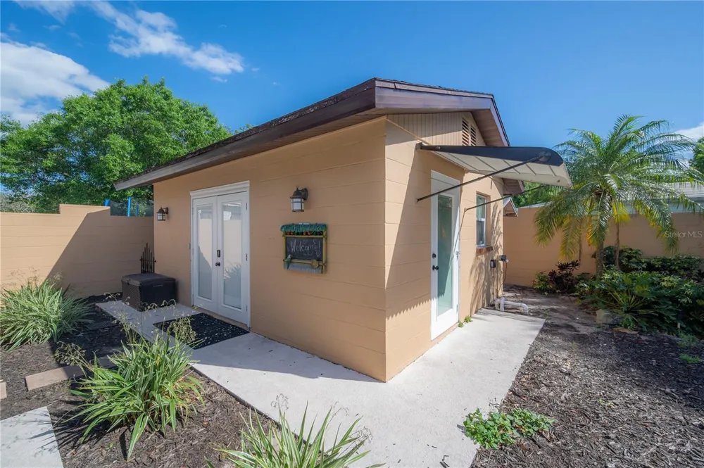 2916 W COLLINS STREET Tampa, FL 33607