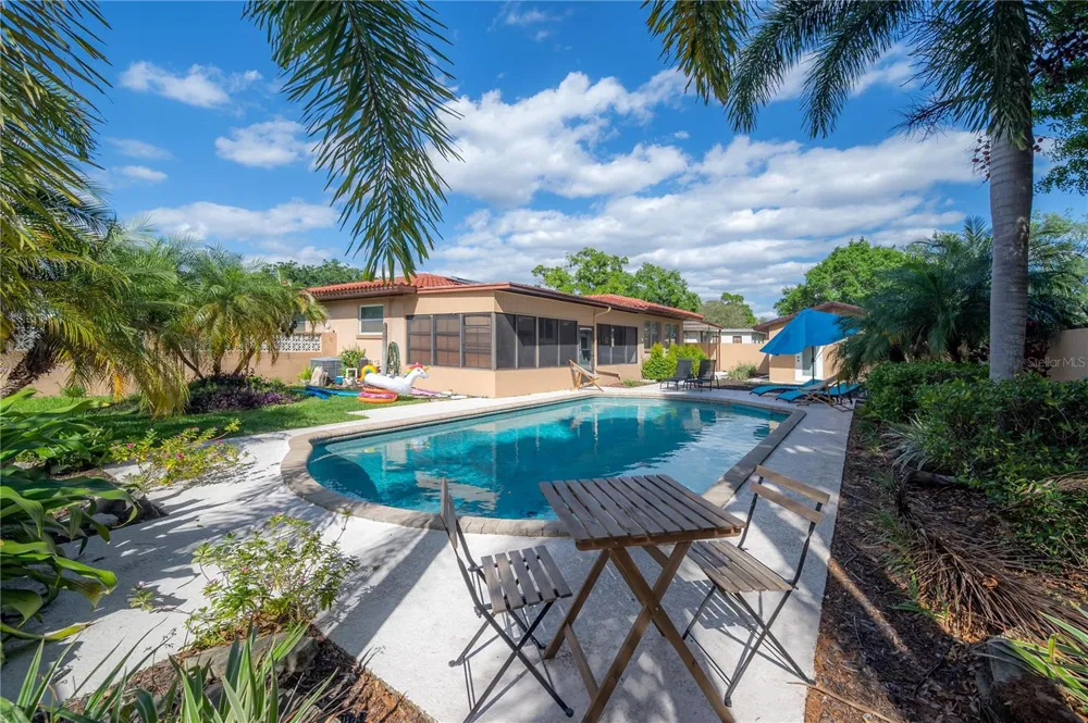 2916 W COLLINS STREET Tampa, FL 33607
