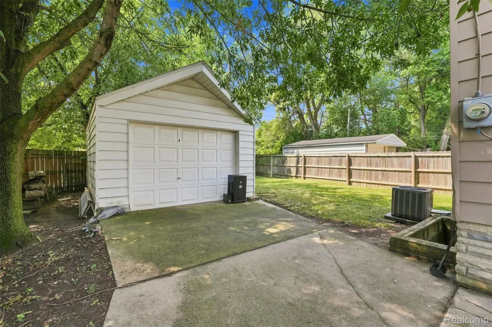 2400 Guthrie Avenue Royal Oak City, MI 48067