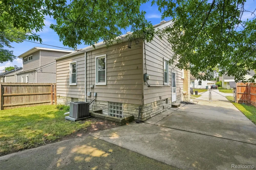 2400 Guthrie Avenue Royal Oak City, MI 48067