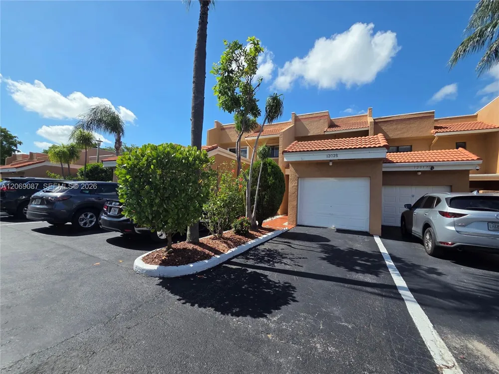 12025 S Las Palmas Dr #12025 Pembroke Pines, FL 33025