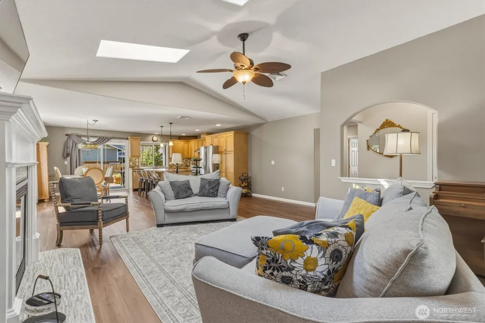527 26th Avenue Longview, WA 98632