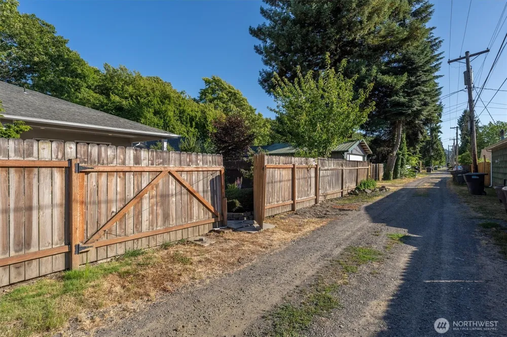 527 26th Avenue Longview, WA 98632