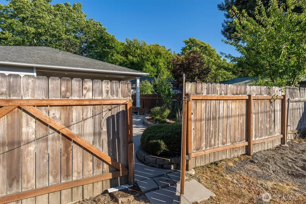 527 26th Avenue Longview, WA 98632