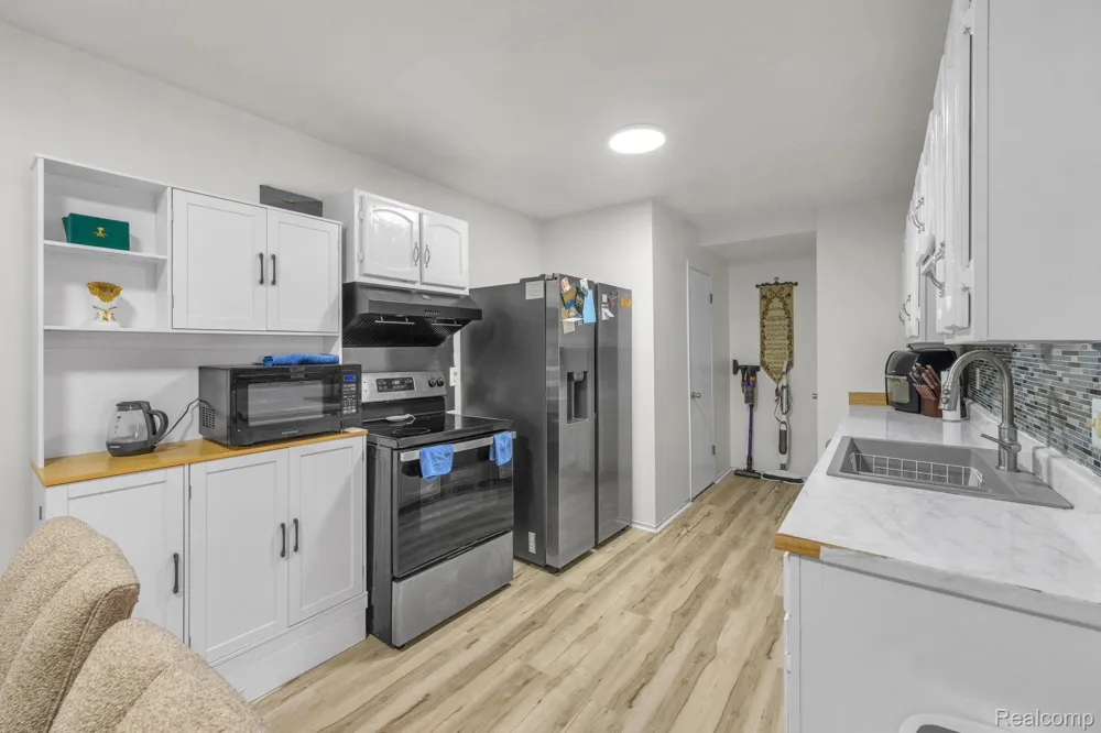 37742 Colonial Drive Westland City, MI 48185