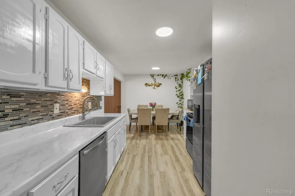 37742 Colonial Drive Westland City, MI 48185