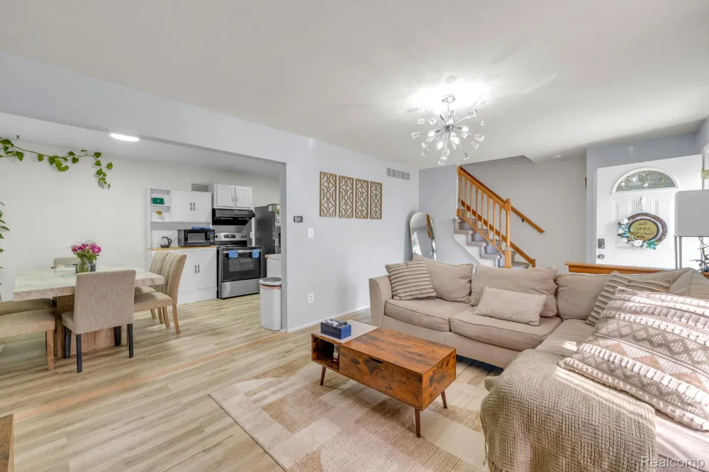 37742 Colonial Drive Westland City, MI 48185