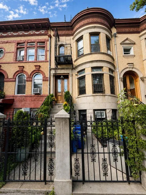 817 Lincoln Place