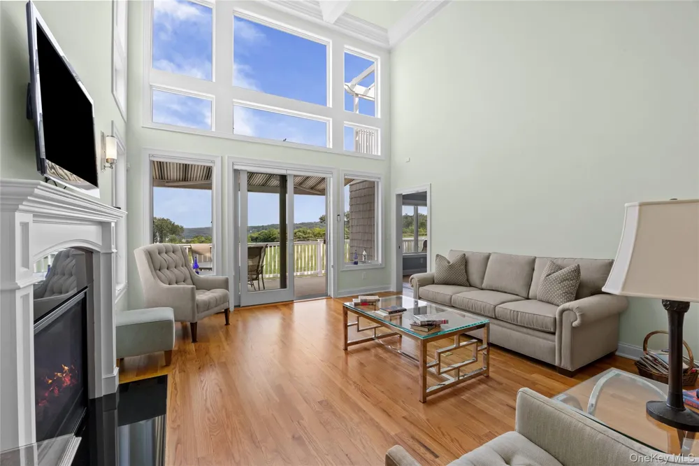 35 Theresa Lane Port Jefferson, NY 11777