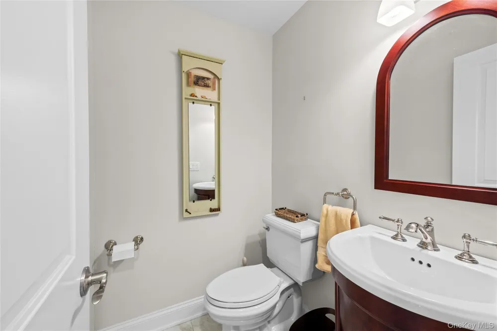 35 Theresa Lane Port Jefferson, NY 11777