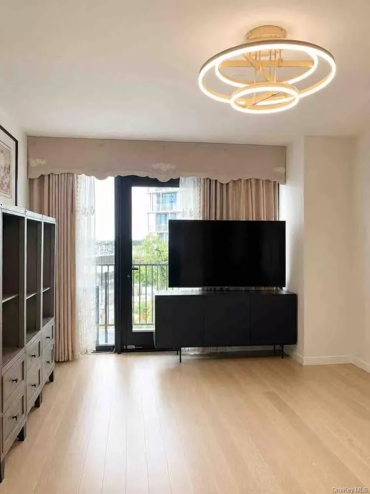 131-02B 40th Road #4U Flushing, NY 11354