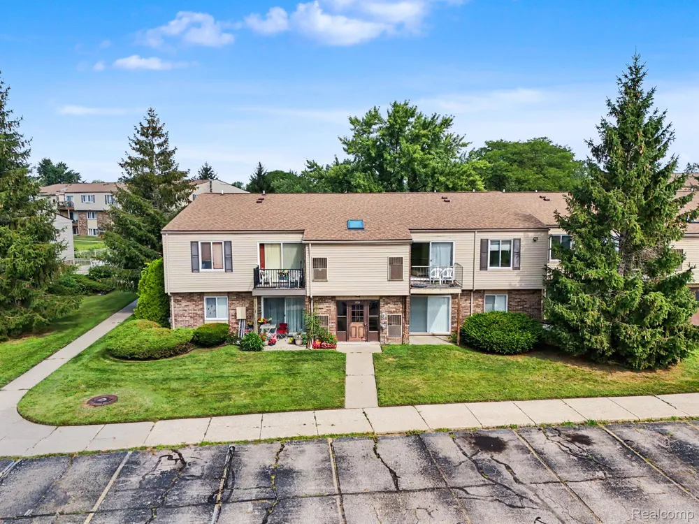 38220 Fairway Court Clinton Charter Township, MI 48038