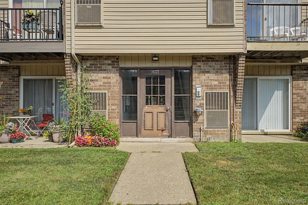 38220 Fairway Court Clinton Charter Township, MI 48038