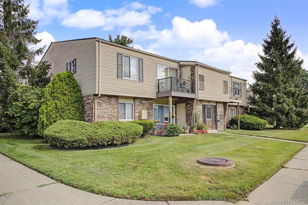 38220 Fairway Court Clinton Charter Township, MI 48038