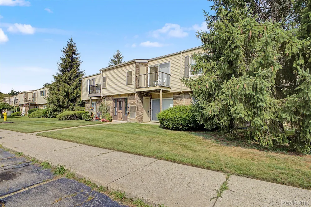38220 Fairway Court Clinton Charter Township, MI 48038