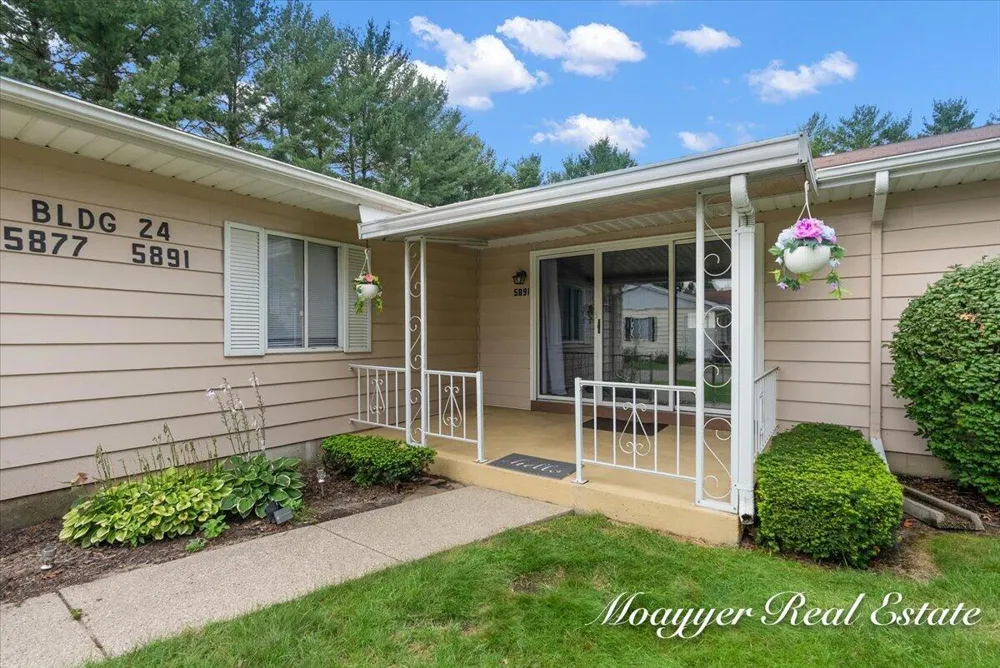 5891 Leisure S Drive SE Kentwood City, MI 49548